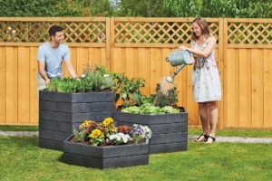 Spannende Gartengestaltung mit Pflanzen in verschiedenen Höhen: Modular aufgebaute Hochbeet-Systeme machen das ganz einfach möglich. Foto: djd/www.garantia.de