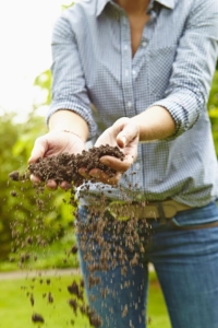 Sand, Humus, Nährstoffe und Bodenorganismus lassen sich heute in nur einem Arbeitsgang ausbringen. Foto: djd/Floragard Vertriebs-GmbH, Oldenburg