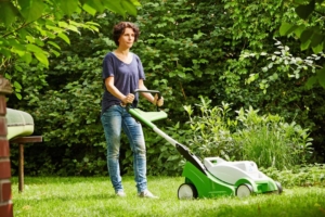 Basis für einen dichten, sattgrünen Teppich: Bei der Rasenpflege haben Freizeitgärtner einige Kniffe zu beachten. Foto: djd/Viking