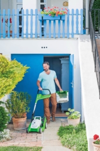 Regelmäßig mähen - aber nicht zu kurz. Dabei gilt die "Drittel-Regel", wonach die Gräser stets maximal um ein Drittel gekürzt werden sollten. Foto: djd/Viking