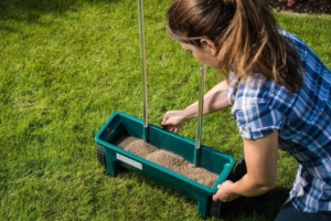 Hauert. - Damit sich ein einheitliches Rasenbild entwickelt, sollte der Dünger immer sehr gleichmäßig verteilt werden. Ungeübte Hobbygärtner verwenden für größere Flächen am besten den Streuwagen.